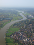 849874 Luchtfoto van de Nederrijn bij Rhenen, uit het oosten.